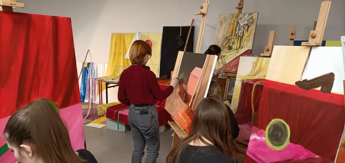 Studenci malujący obrazy w pracowni malarskiej