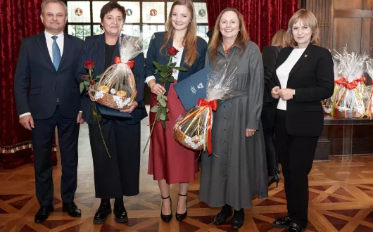 osoby podczas uroczystości wręczenia nagród