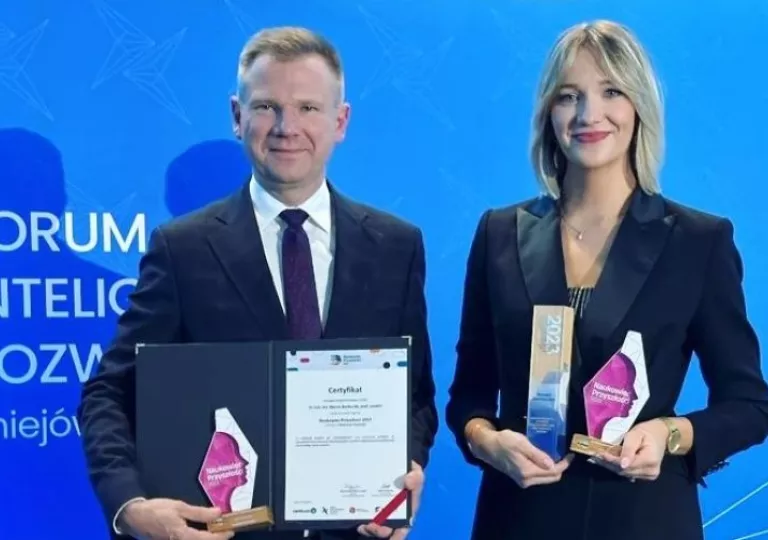 dr Aleksandra Ziemińska-Stolarska i dr hab. inż. Marcin Barburski, prof. uczelni z otrzymanymi nagrodami