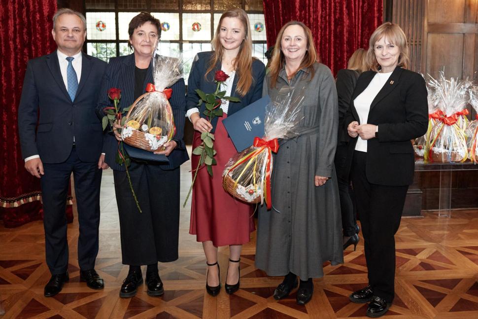 osoby podczas uroczystości wręczenia nagród