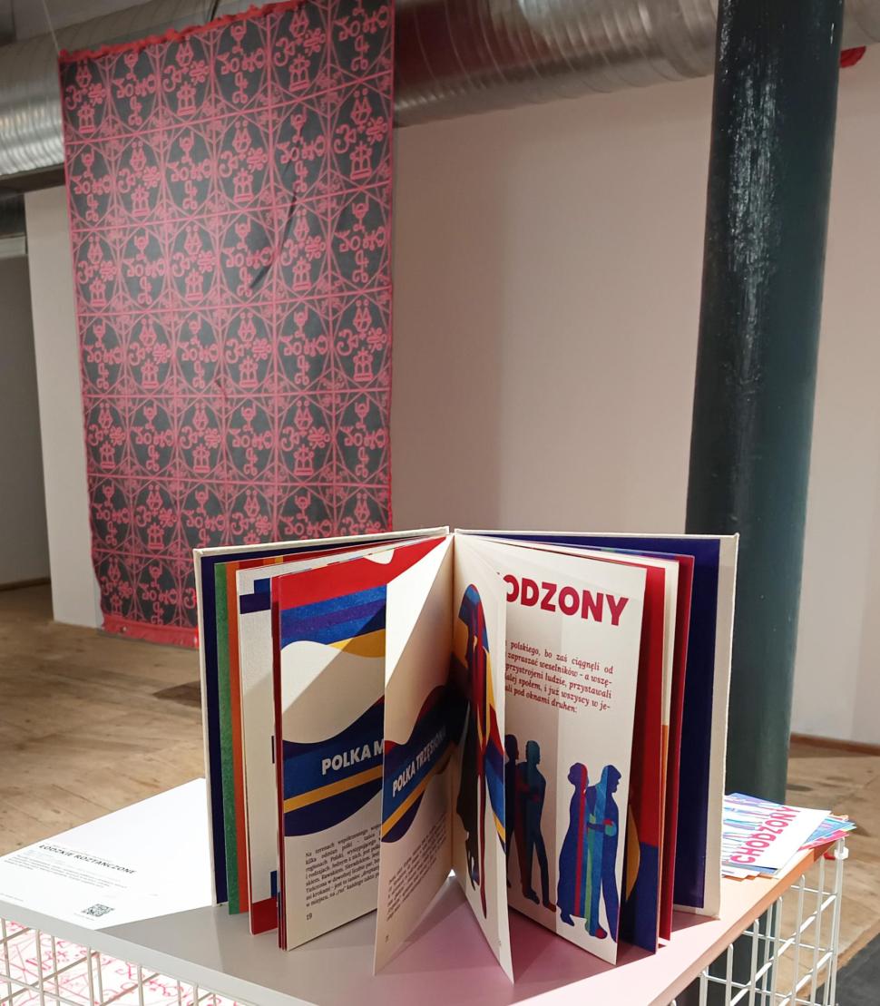 Zdjęcie pracy studentki na wystawie
