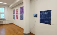 Galeria Jutro. Wystawa "Batik i shibori". Tkaniny na ścianie