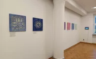 Galeria Jutro. Wystawa "Batik i shibori". Tkaniny na ścianie