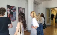 Zwiedzający oglądający wystawę w Galerii Jutro
