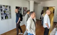 Zwiedzający oglądający wystawę w Galerii Jutro