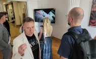 Zwiedzający oglądający wystawę w Galerii Jutro