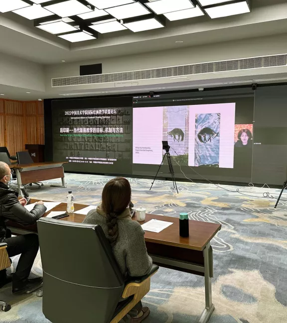 Prezentacja prac studentów na sali uczelni w Chinach